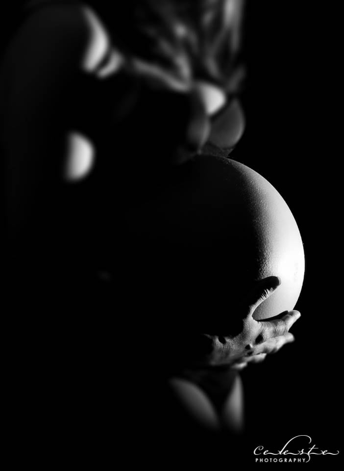joli ventre rond de femme enceinte en noir et blanc