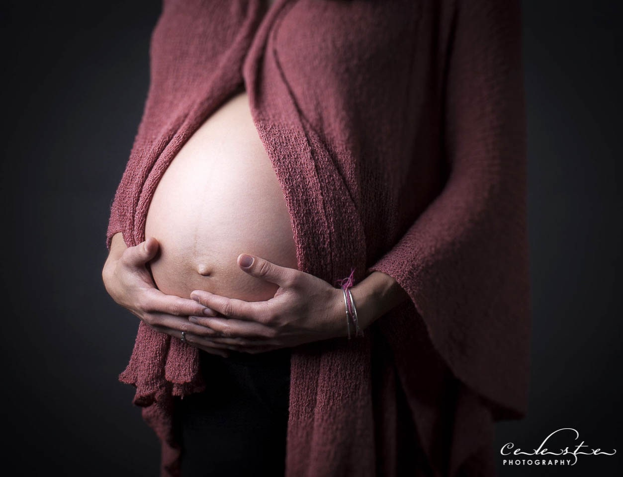 gilet de laine ouvert sur un ventre arrondi de femme enceinte