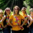 groupe de jeunes femmes aux lunettes de soleil colorés posant avec la future mariée au milieu