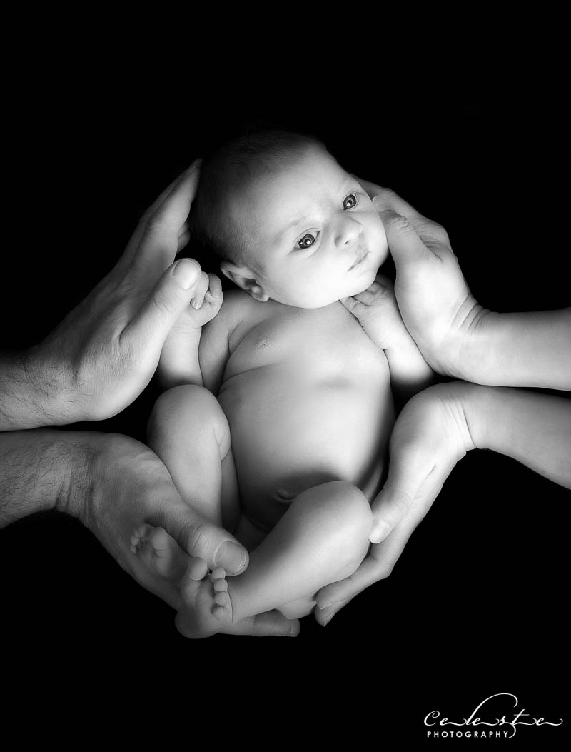 bébé dans les mains de ses parents
