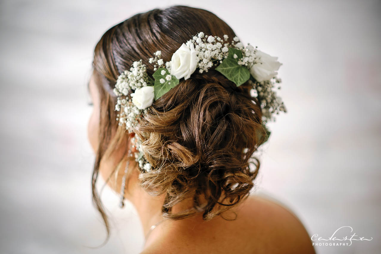 Coiffure de la mariée avec fleurs blanche et feuille de lierre intégré à la coiffure