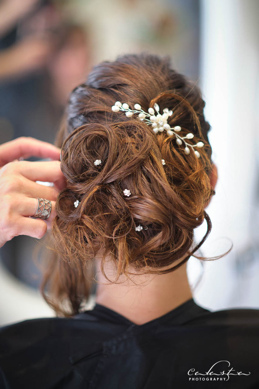 Coiffure de la mariée avec pince floral intégré à la coiffure