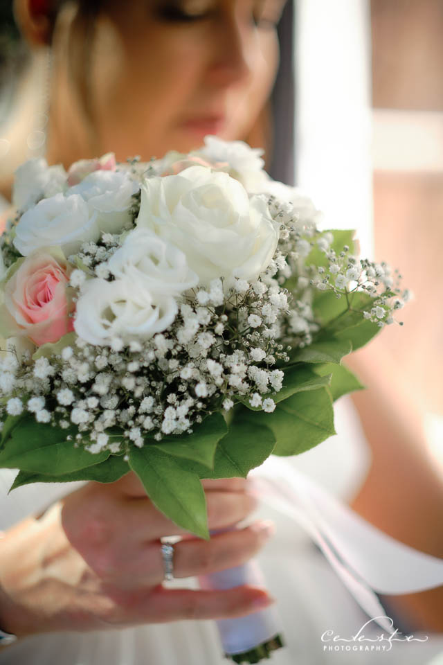 Une mariée tenant son bouquet